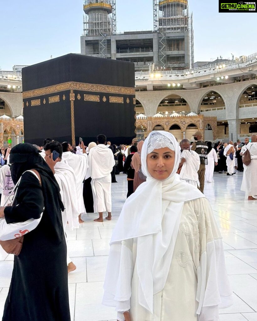 Hina Khan Instagram - Doosra umrah mukammal.. Mashallah Jazaakallah.. May Allah accept our umrah and dua.. Thank you Allah for making it easy for us all.. Thank you @alkhalidtours To help us take this sacred journey to umrah.. 🧿🧿🧿