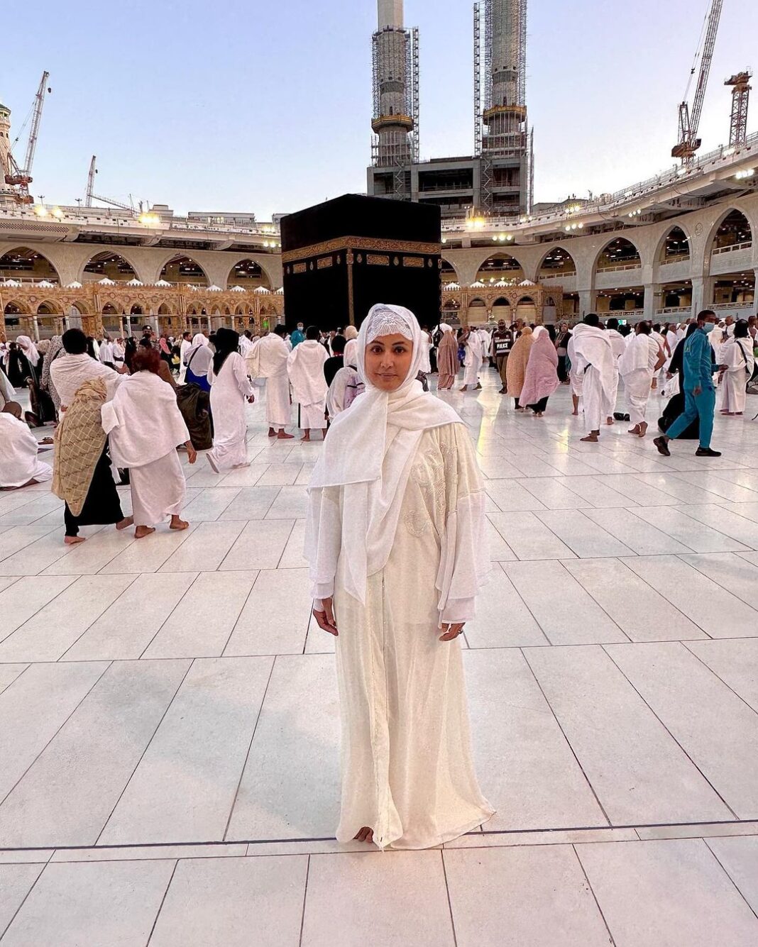 Hina Khan Instagram - Doosra umrah mukammal.. Mashallah Jazaakallah.. May Allah accept our umrah and dua.. Thank you Allah for making it easy for us all.. Thank you @alkhalidtours To help us take this sacred journey to umrah.. 🧿🧿🧿