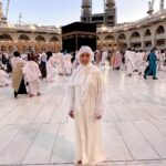 Hina Khan Instagram - Doosra umrah mukammal.. Mashallah Jazaakallah.. May Allah accept our umrah and dua.. Thank you Allah for making it easy for us all.. Thank you @alkhalidtours To help us take this sacred journey to umrah.. 🧿🧿🧿