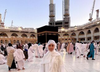 Hina Khan Instagram - Doosra umrah mukammal.. Mashallah Jazaakallah.. May Allah accept our umrah and dua.. Thank you Allah for making it easy for us all.. Thank you @alkhalidtours To help us take this sacred journey to umrah.. 🧿🧿🧿