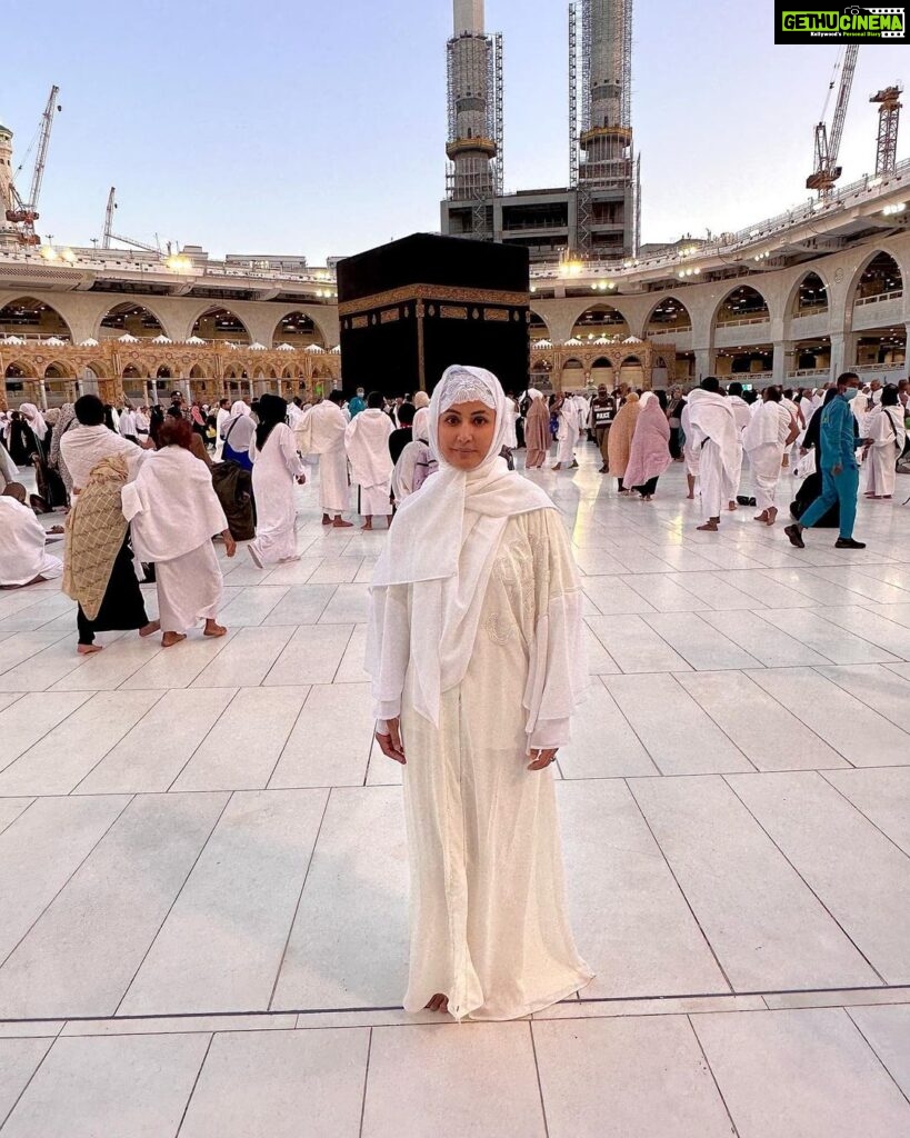 Hina Khan Instagram - Doosra umrah mukammal.. Mashallah Jazaakallah.. May Allah accept our umrah and dua.. Thank you Allah for making it easy for us all.. Thank you @alkhalidtours To help us take this sacred journey to umrah.. 🧿🧿🧿