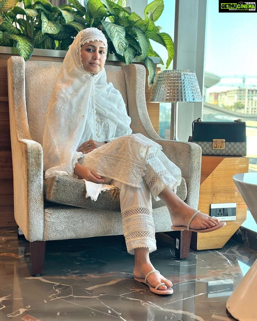 Hina Khan Instagram - Labaik Allahuma Labbaik Bismillah.. #umrahramadhan #UmrahWithAKT @alkhalidtours