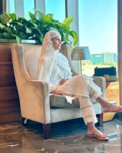 Hina Khan Instagram - Labaik Allahuma Labbaik 
Bismillah.. 
 #umrahramadhan #UmrahWithAKT @alkhalidtours