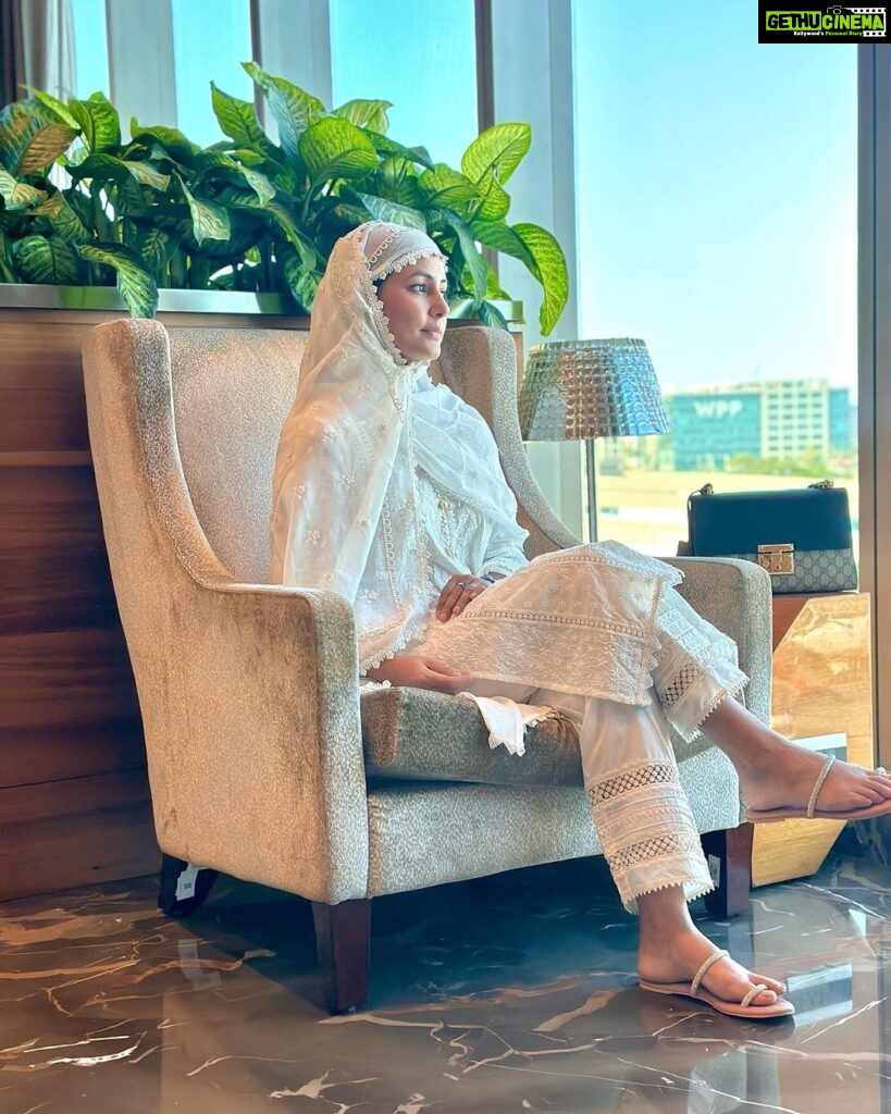 Hina Khan Instagram - Labaik Allahuma Labbaik Bismillah.. #umrahramadhan #UmrahWithAKT @alkhalidtours