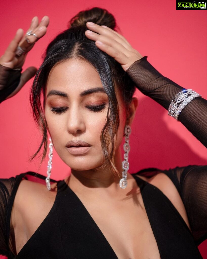 Hina Khan Instagram - 🖤