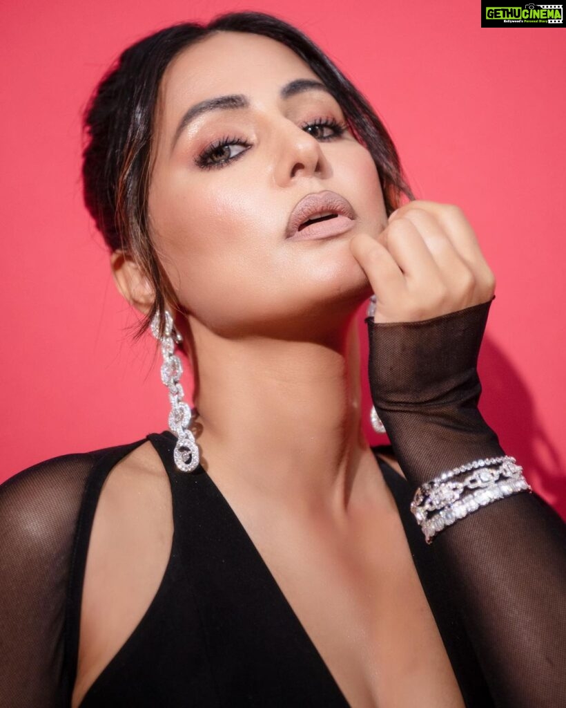 Hina Khan Instagram - 🖤