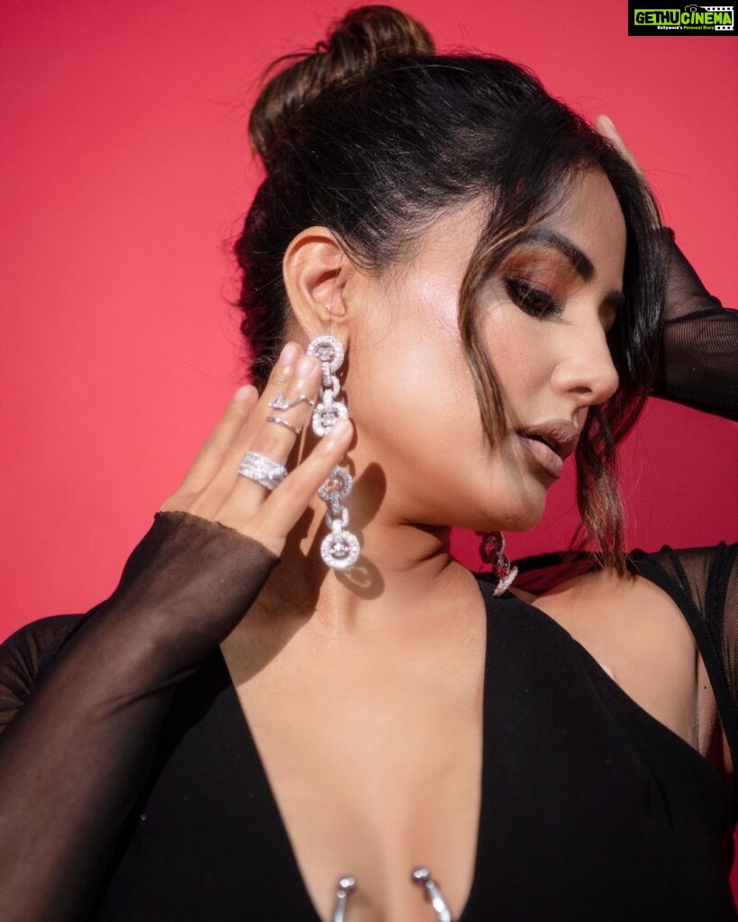 Hina Khan Instagram - 🖤