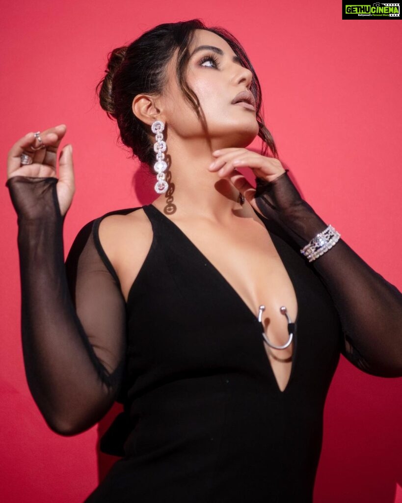 Hina Khan Instagram - 🖤❤️‍🔥🖤 🖤❤️‍🔥🖤 Outfit : @rheapillairastogi Earrings: @renuoberoiluxuryjewellery Bracelet & ring: @jet_gems Nail ring : @tuula.jewellery Stylist: @kansalsunakshi Style team: @siddhi_p17 MUAH @sachinmakeupartist1 @arbazshaikh6210 📸 @rishabhkphotography