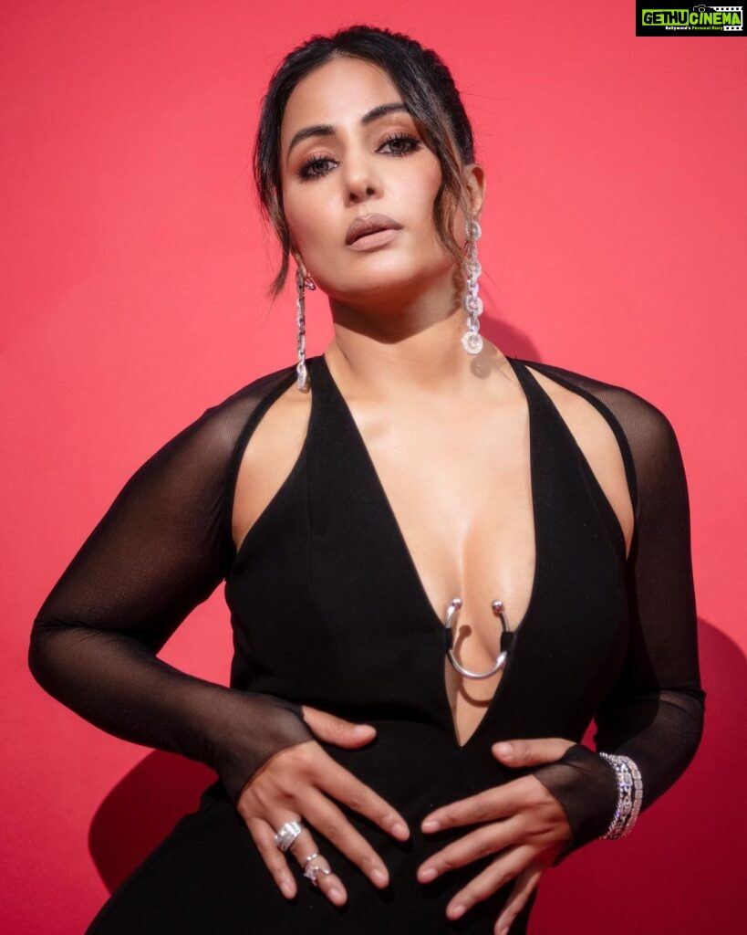Hina Khan Instagram - 🖤❤️‍🔥🖤 🖤❤️‍🔥🖤 Outfit : @rheapillairastogi Earrings: @renuoberoiluxuryjewellery Bracelet & ring: @jet_gems Nail ring : @tuula.jewellery Stylist: @kansalsunakshi Style team: @siddhi_p17 MUAH @sachinmakeupartist1 @arbazshaikh6210 📸 @rishabhkphotography