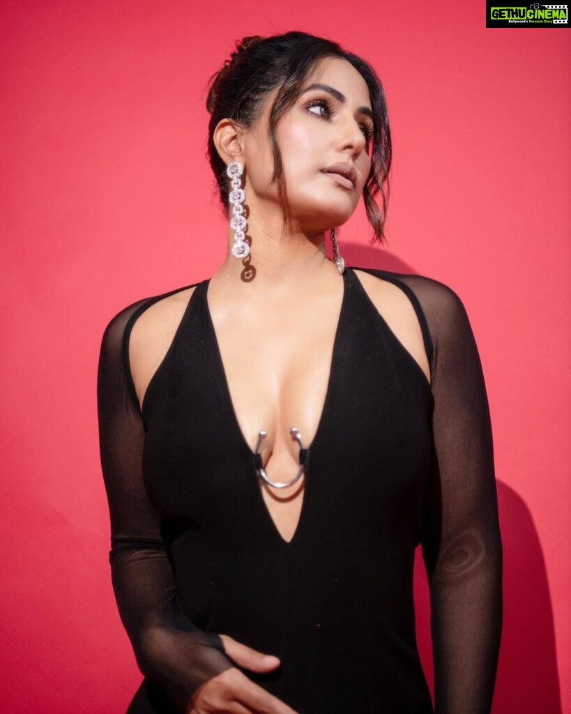 Hina Khan Instagram - 🖤❤️‍🔥🖤 🖤❤️‍🔥🖤 Outfit : @rheapillairastogi Earrings: @renuoberoiluxuryjewellery Bracelet & ring: @jet_gems Nail ring : @tuula.jewellery Stylist: @kansalsunakshi Style team: @siddhi_p17 MUAH @sachinmakeupartist1 @arbazshaikh6210 📸 @rishabhkphotography