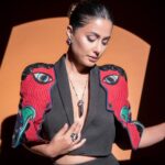 Hina Khan Instagram – 🖤
Outfit : @minisondhiofficial
Accessories: @curiocottagejewelry
Footwear: @lodishoesindia 
Stylist: @kansalsunakshi
Style team: @siddhi_p17
MUA: @sachinmakeupartist1 @irshad__hair 
📸: @rishabhkphotography