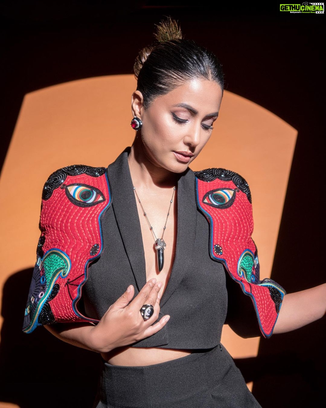 Hina Khan Instagram - 🖤 Outfit : @minisondhiofficial Accessories: @curiocottagejewelry Footwear: @lodishoesindia Stylist: @kansalsunakshi Style team: @siddhi_p17 MUA: @sachinmakeupartist1 @irshad__hair 📸: @rishabhkphotography