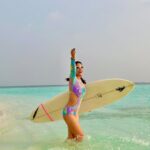 Hina Khan Instagram - Internet is outdated.. I surf the real deal… SurfHead HK @thestandardmaldives @thestandard @coastalinofficial The Standard, Maldives