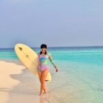Hina Khan Instagram - Internet is outdated.. I surf the real deal… SurfHead HK @thestandardmaldives @thestandard @coastalinofficial The Standard, Maldives