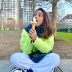 Hina Khan Instagram – Licking away the cold with this icy friend of mine .. just us .. our time .. no one needed 😀 #londonlife #londondiaries #londoneye