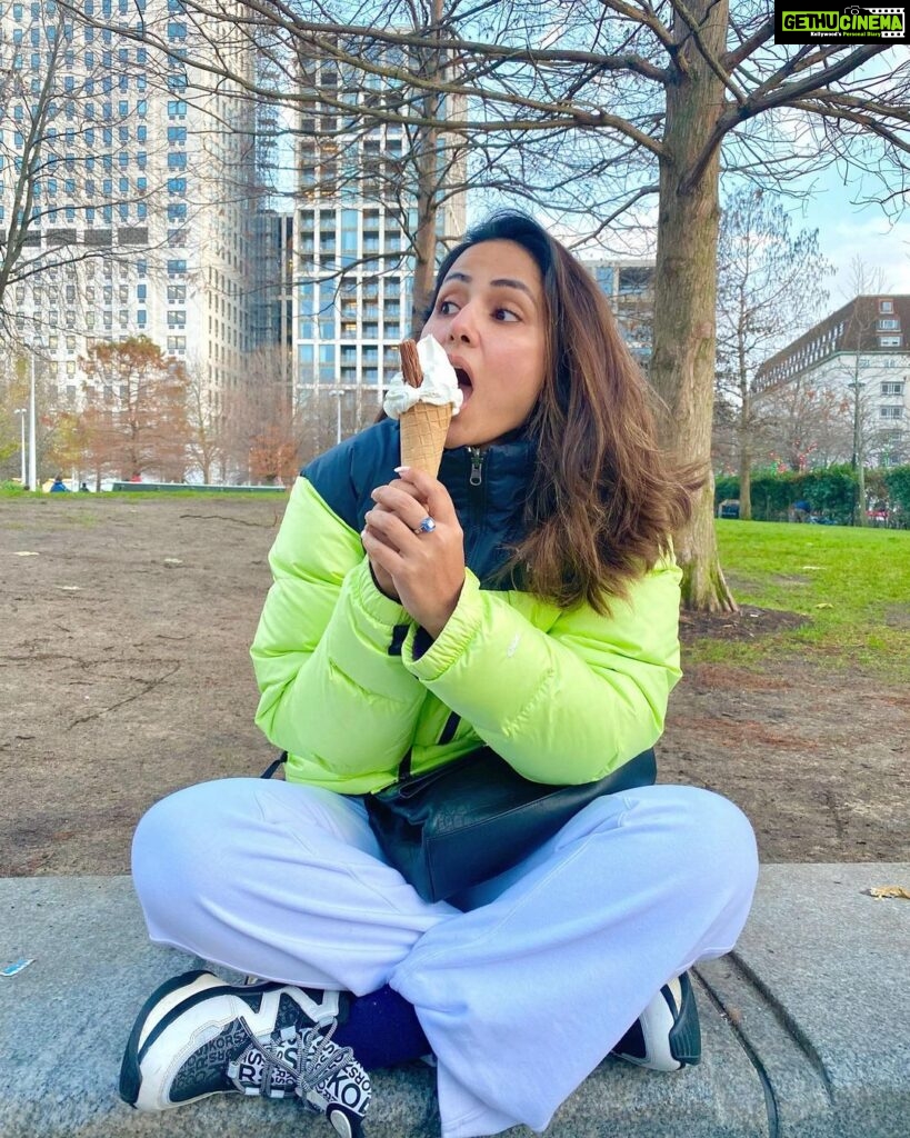 Hina Khan Instagram - Licking away the cold with this icy friend of mine .. just us .. our time .. no one needed 😀 #londonlife #londondiaries #londoneye