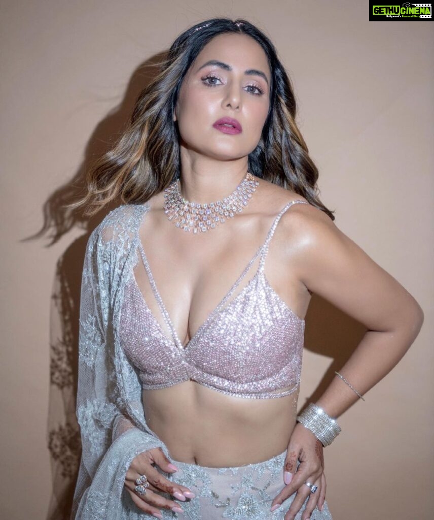 Hina Khan Instagram - Be your own sparkle baby ✨ Outfit- @shehlaakhan Jewels - @gehnajewellers1 Hairband- @curiocottagejewelry Styled by @kansalsunakshi MUAH @sachinmakeupartist1 @saba_hair_makeupartist 📸 @rishabhkphotography
