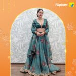 Hina Khan Instagram - @realhinakhan is on her way to make picture-perfect moments at her best friend’s wedding. Style #HarOccasionKaFashion and look like a sight to behold at every wedding function you attend with @flipkartlifestyle. Visit the Flipkart app to shop now. @flipkartlifestyle @flipkart