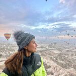 Hina Khan Instagram – Hot Air Balloon in cappadocia 🎈 
Ticked off my bucket list..
What a mesmerising experience..
The historic fairy chimneys are definitely gram worthy 😬 
@goturkiye @turkiyetourism_in #gocappadocia #türkiyetogether