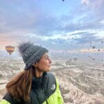 Hina Khan Instagram - Hot Air Balloon in cappadocia 🎈 Ticked off my bucket list.. What a mesmerising experience.. The historic fairy chimneys are definitely gram worthy 😬 @goturkiye @turkiyetourism_in #gocappadocia #türkiyetogether