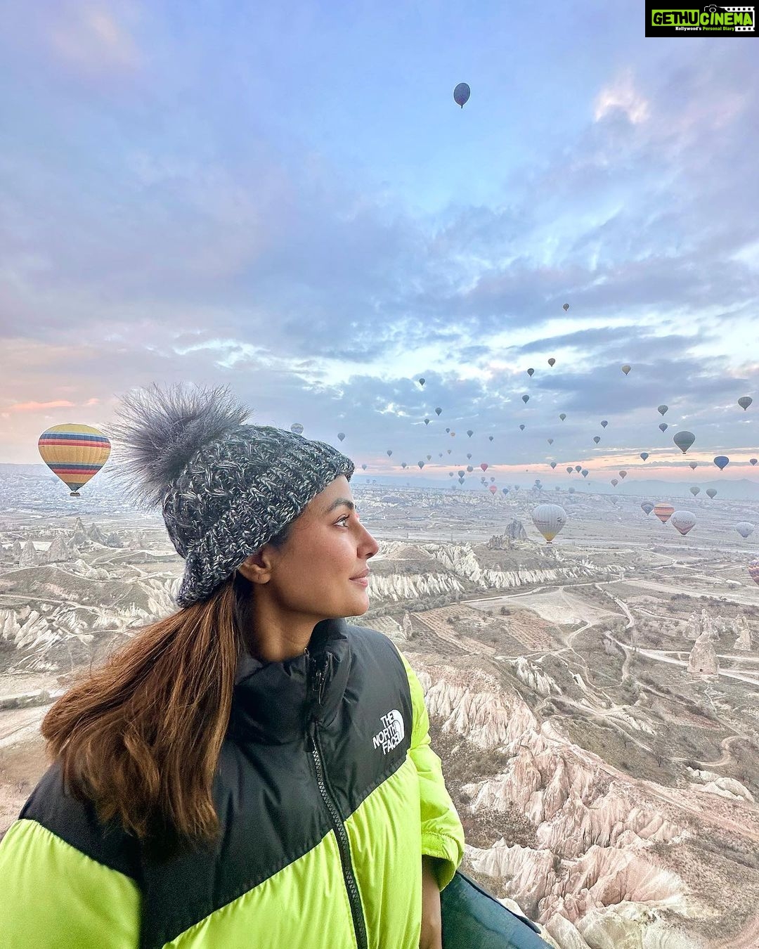 Hina Khan Instagram - Hot Air Balloon in cappadocia 🎈 Ticked off my bucket list.. What a mesmerising experience.. The historic fairy chimneys are definitely gram worthy 😬 @goturkiye @turkiyetourism_in #gocappadocia #türkiyetogether