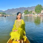 Hina Khan Instagram - This time was like a therapy, my shikara and dal lake..Eternally captivated by the rawness of this place #kashmir