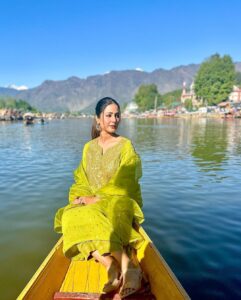 Hina Khan Instagram - This time was like a therapy, my shikara and dal lake..Eternally captivated by the rawness of this place #kashmir