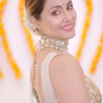 Hina Khan Instagram – Aapki khushiyon ka hum hissa bann naa chahte hai. Aur aapke gang ki wedding seflies ka bhi! Redefine gifting style for every occasion with @flipkartlifestyle
#HarOccasionKaFashion #flipkartfashion #ethnicstyle