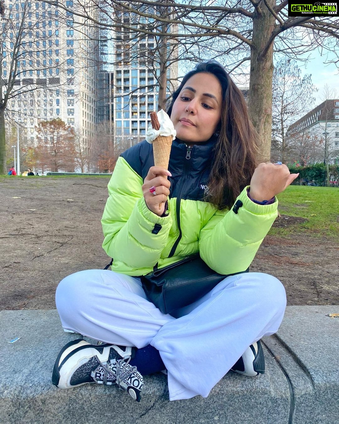 Hina Khan Instagram - Licking away the cold with this icy friend of mine .. just us .. our time .. no one needed 😀 #londonlife #londondiaries #londoneye