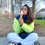 Hina Khan Instagram - Licking away the cold with this icy friend of mine .. just us .. our time .. no one needed 😀 #londonlife #londondiaries #londoneye