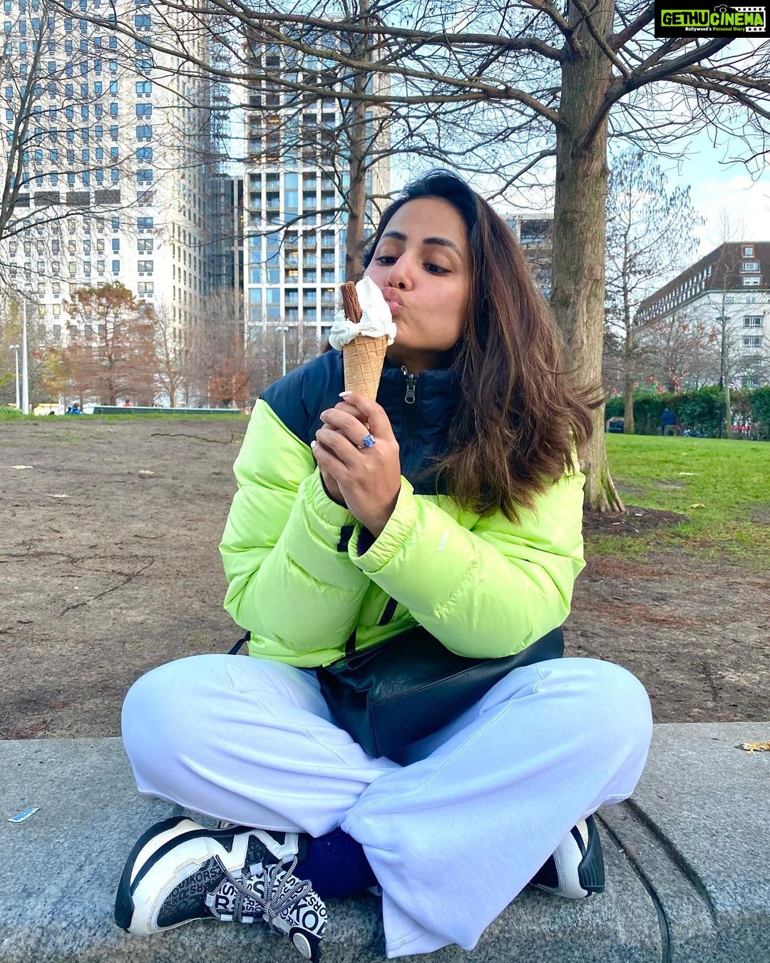 Hina Khan Instagram - Licking away the cold with this icy friend of mine .. just us .. our time .. no one needed 😀 #londonlife #londondiaries #londoneye