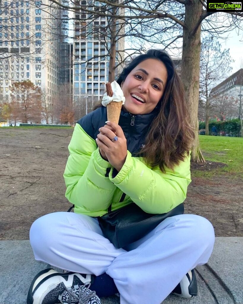 Hina Khan Instagram - Licking away the cold with this icy friend of mine .. just us .. our time .. no one needed 😀 #londonlife #londondiaries #londoneye