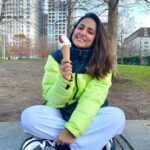 Hina Khan Instagram - Licking away the cold with this icy friend of mine .. just us .. our time .. no one needed 😀 #londonlife #londondiaries #londoneye
