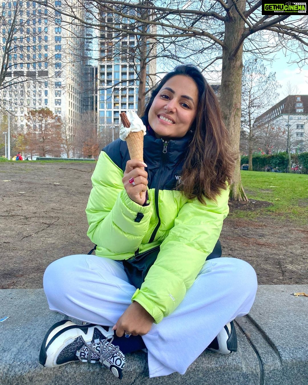 Hina Khan Instagram - Licking away the cold with this icy friend of mine .. just us .. our time .. no one needed 😀 #londonlife #londondiaries #londoneye