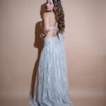 Hina Khan Instagram - Be your own sparkle baby ✨ Outfit- @shehlaakhan Jewels - @gehnajewellers1 Hairband- @curiocottagejewelry Styled by @kansalsunakshi MUAH @sachinmakeupartist1 @saba_hair_makeupartist 📸 @rishabhkphotography