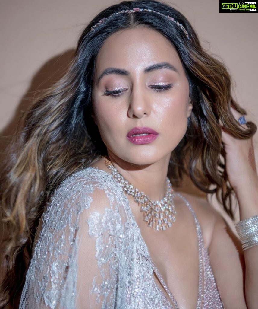 Hina Khan Instagram - Be your own sparkle baby ✨ Outfit- @shehlaakhan Jewels - @gehnajewellers1 Hairband- @curiocottagejewelry Styled by @kansalsunakshi MUAH @sachinmakeupartist1 @saba_hair_makeupartist 📸 @rishabhkphotography