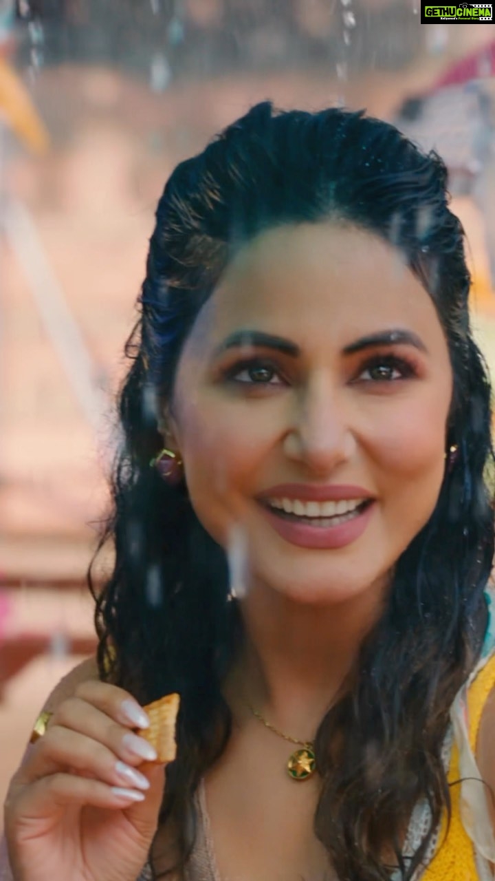 Hina Khan Instagram - This Baarish, your love is pouring all out on #BarsaatAaGayi 💛 @vyrloriginals @shaheernsheikh @javedmohsin_official @aditya_datt @stebinben @shreyaghoshal @themadphotographer