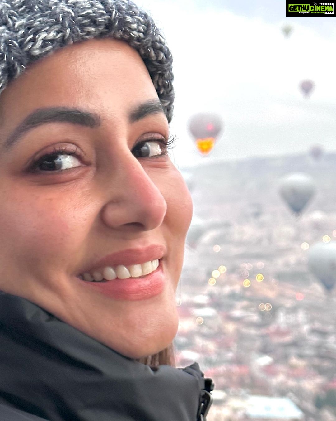 Hina Khan Instagram - Hot Air Balloon in cappadocia 🎈 Ticked off my bucket list.. What a mesmerising experience.. The historic fairy chimneys are definitely gram worthy 😬 @goturkiye @turkiyetourism_in #gocappadocia #türkiyetogether