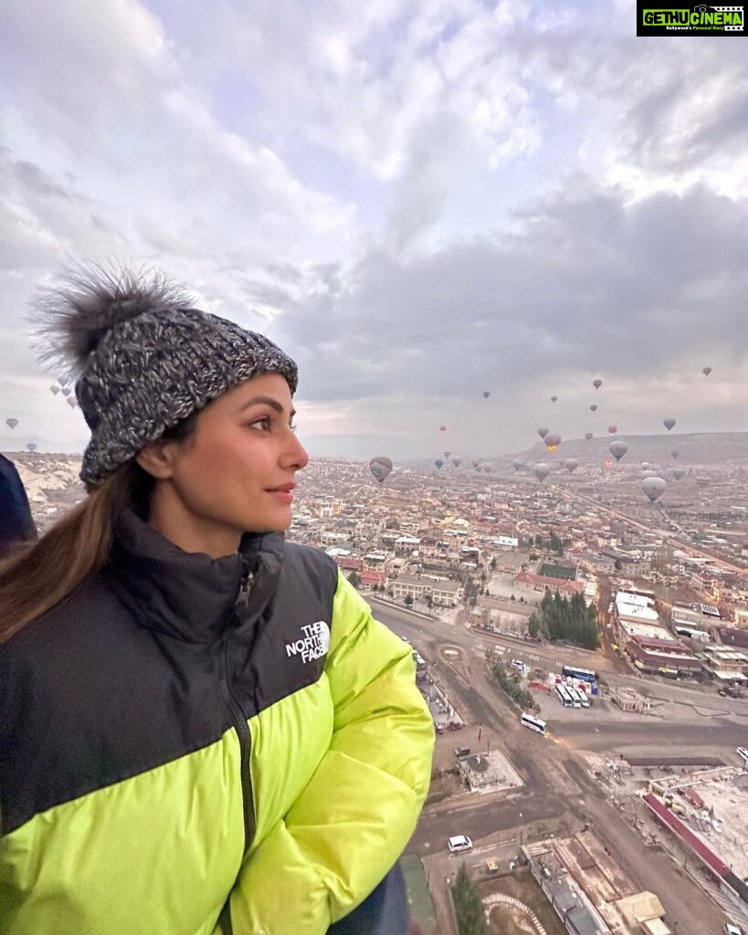 Hina Khan Instagram - Hot Air Balloon in cappadocia 🎈 Ticked off my bucket list.. What a mesmerising experience.. The historic fairy chimneys are definitely gram worthy 😬 @goturkiye @turkiyetourism_in #gocappadocia #türkiyetogether