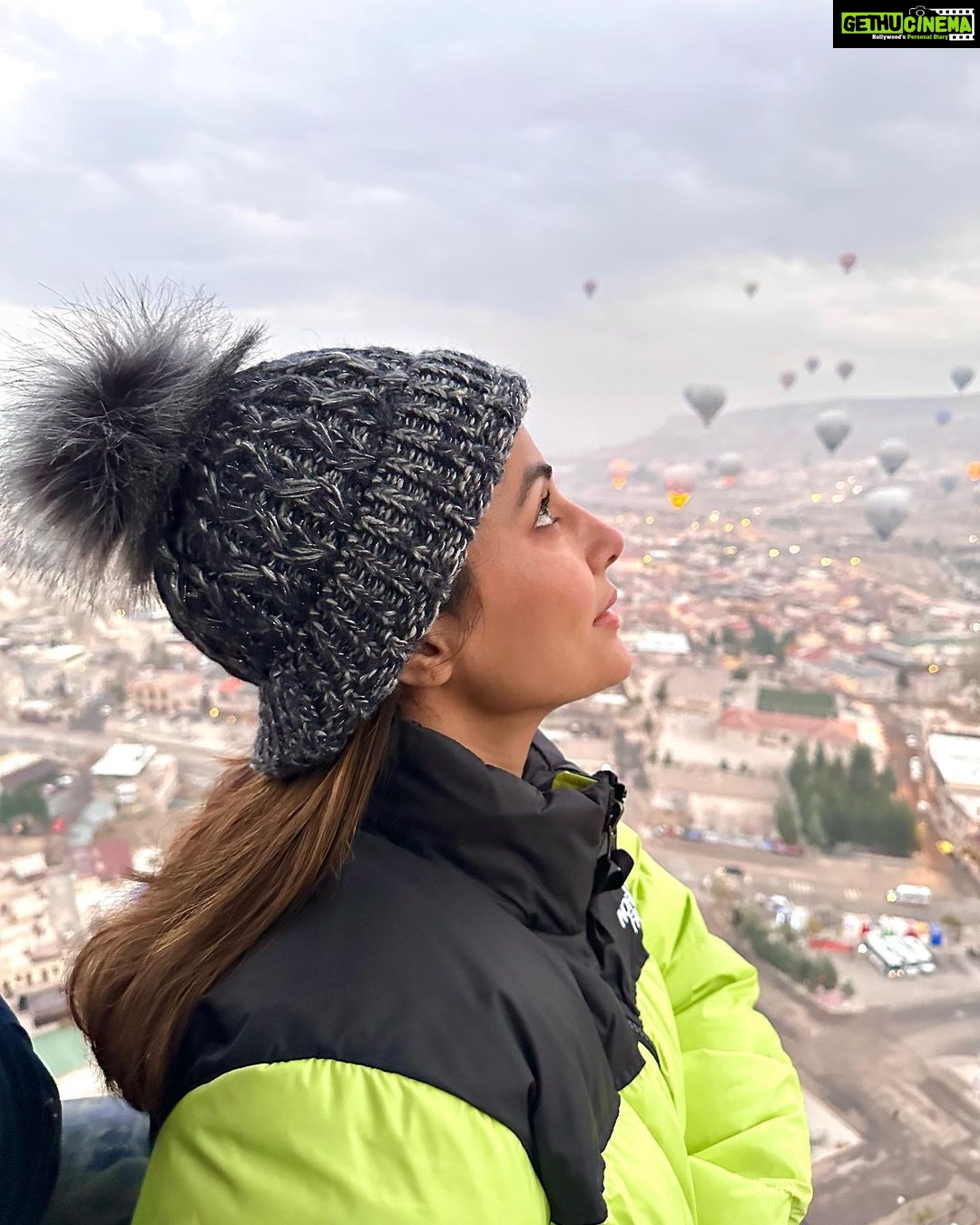 Hina Khan Instagram - Hot Air Balloon in cappadocia 🎈 Ticked off my bucket list.. What a mesmerising experience.. The historic fairy chimneys are definitely gram worthy 😬 @goturkiye @turkiyetourism_in #gocappadocia #türkiyetogether