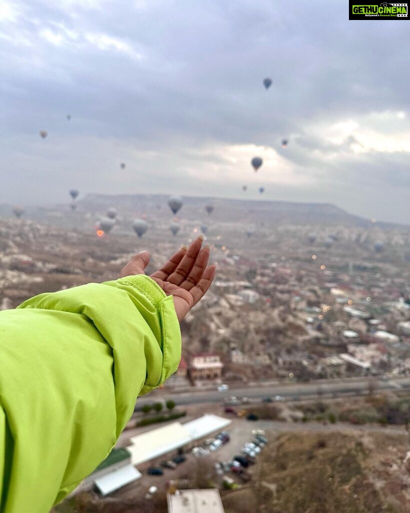 Hina Khan Instagram - Hot Air Balloon in cappadocia 🎈 Ticked off my bucket list.. What a mesmerising experience.. The historic fairy chimneys are definitely gram worthy 😬 @goturkiye @turkiyetourism_in #gocappadocia #türkiyetogether