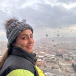 Hina Khan Instagram - Hot Air Balloon in cappadocia 🎈 Ticked off my bucket list.. What a mesmerising experience.. The historic fairy chimneys are definitely gram worthy 😬 @goturkiye @turkiyetourism_in #gocappadocia #türkiyetogether