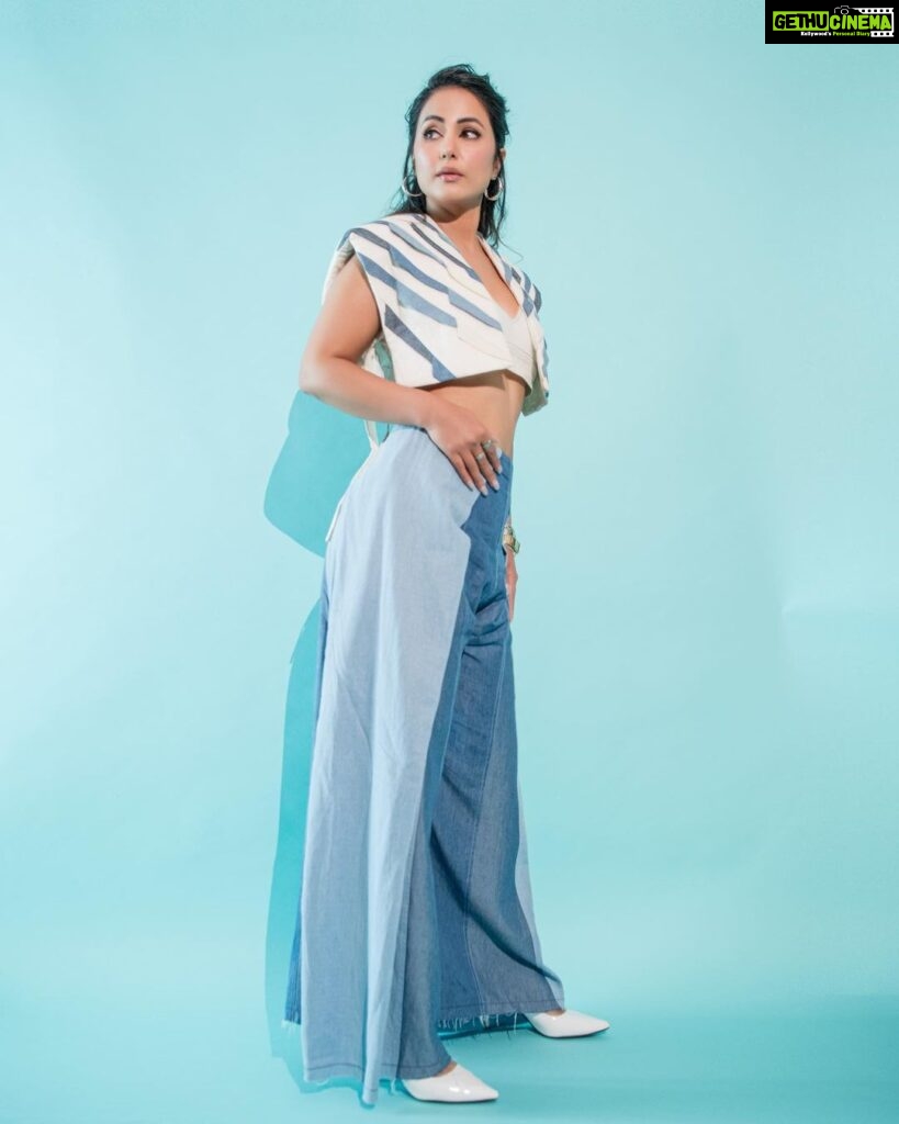 Hina Khan Instagram - 🩵🩵🩵🩵 Outfit:- @diksha.khanna Jewellery:- @accessorize Styled by @kansalsunakshi Style Team @himanishukla48 @harmeet_matta30 MUAH @sachinmakeupartist1 @arbazshaikh6210 📸 @rishabhkphotography