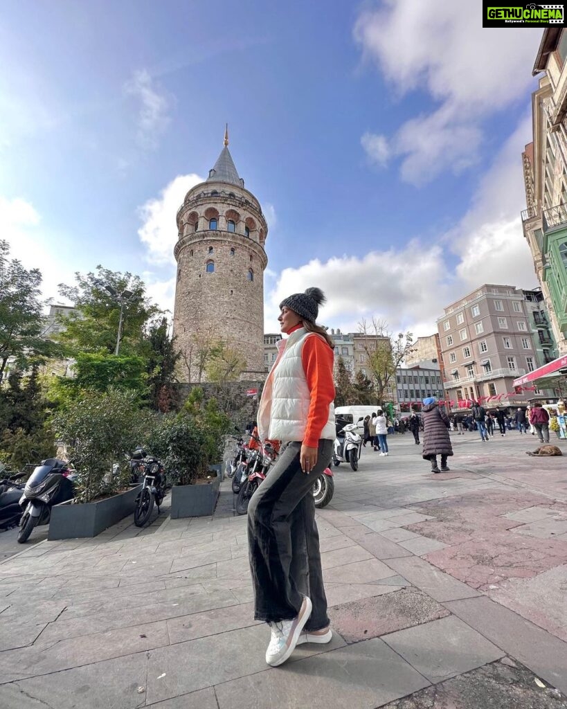 Hina Khan Instagram - When work is travel, fun is guaranteed.. #dolmabachepalace #galatatower #gotürkiye #istanbulisthenewcool @goturkiye @turkiyetourism_in