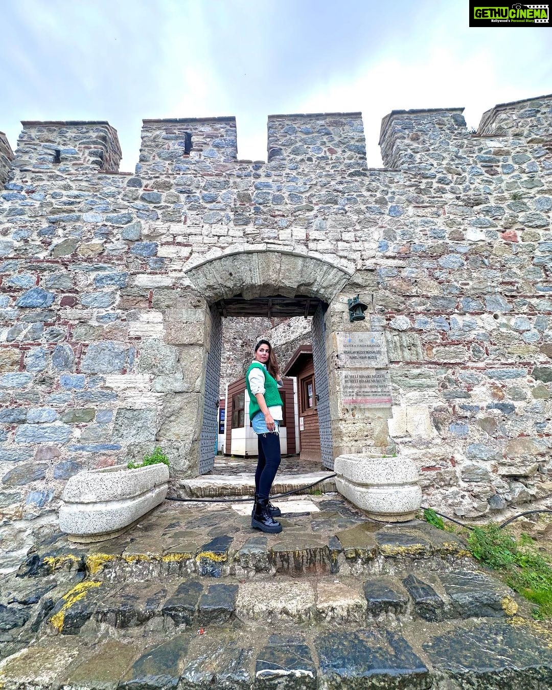 Hina Khan Instagram - Wooden ottoman mansions and seafood restaurants.. Arnavutkoy has my heart ❤️ #rumelihisarı #bosphorousstrait #grandbazar #arnavutkoy @goturkiye @turkiyetourism_in #gotürkiye #istanbulisthenewcool
