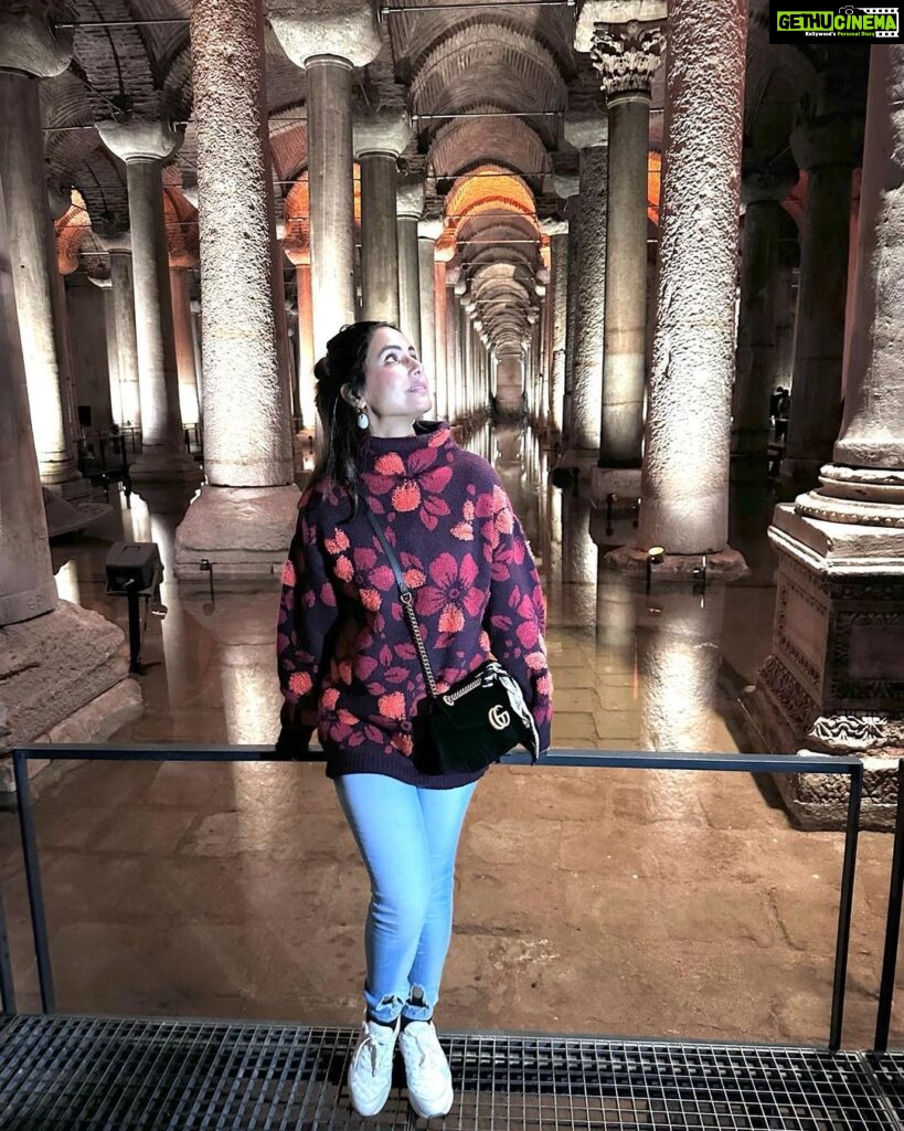 Hina Khan Instagram - The weight of History commands us to sit down and look around .. give the place its due and absorb as much as we can just as the ones who came before us and just the ones who would come after .. #hagiasophia #bluemosque #undergroundcistern #turkey #gotürkiue #istanbulisthenewcool @goturkiye @turkiyetourism_in