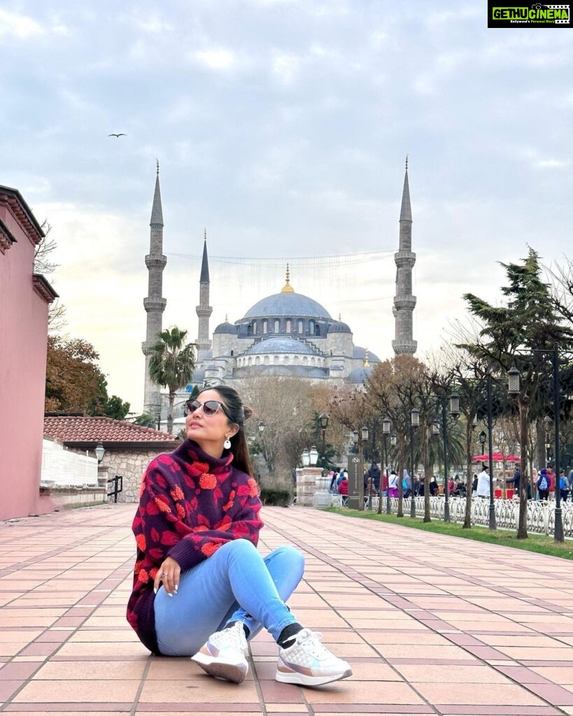 Hina Khan Instagram - The weight of History commands us to sit down and look around .. give the place its due and absorb as much as we can just as the ones who came before us and just the ones who would come after .. #hagiasophia #bluemosque #undergroundcistern #turkey #gotürkiue #istanbulisthenewcool @goturkiye @turkiyetourism_in