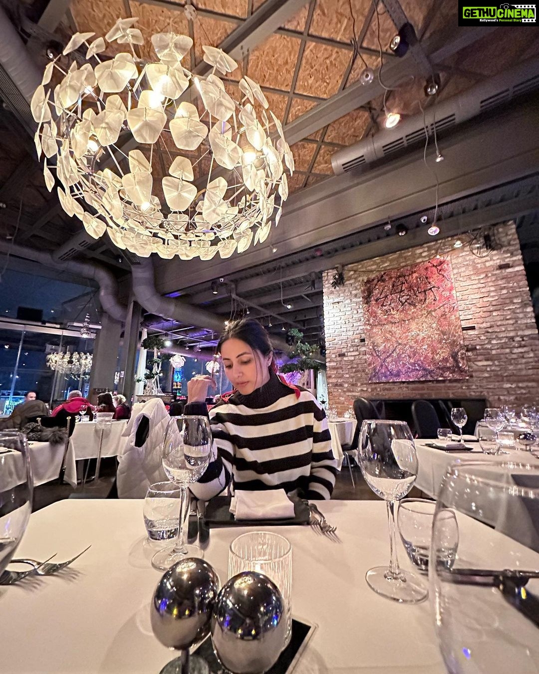 Hina Khan Instagram - Had an all around fulfilling time at this restaurant 360 degree Istanbul, just like the name suggests.. #dinnertime #aboutlastnight @goturkiye @turkiyetourism_in #istanbulisthenewcool #GoTürkiye