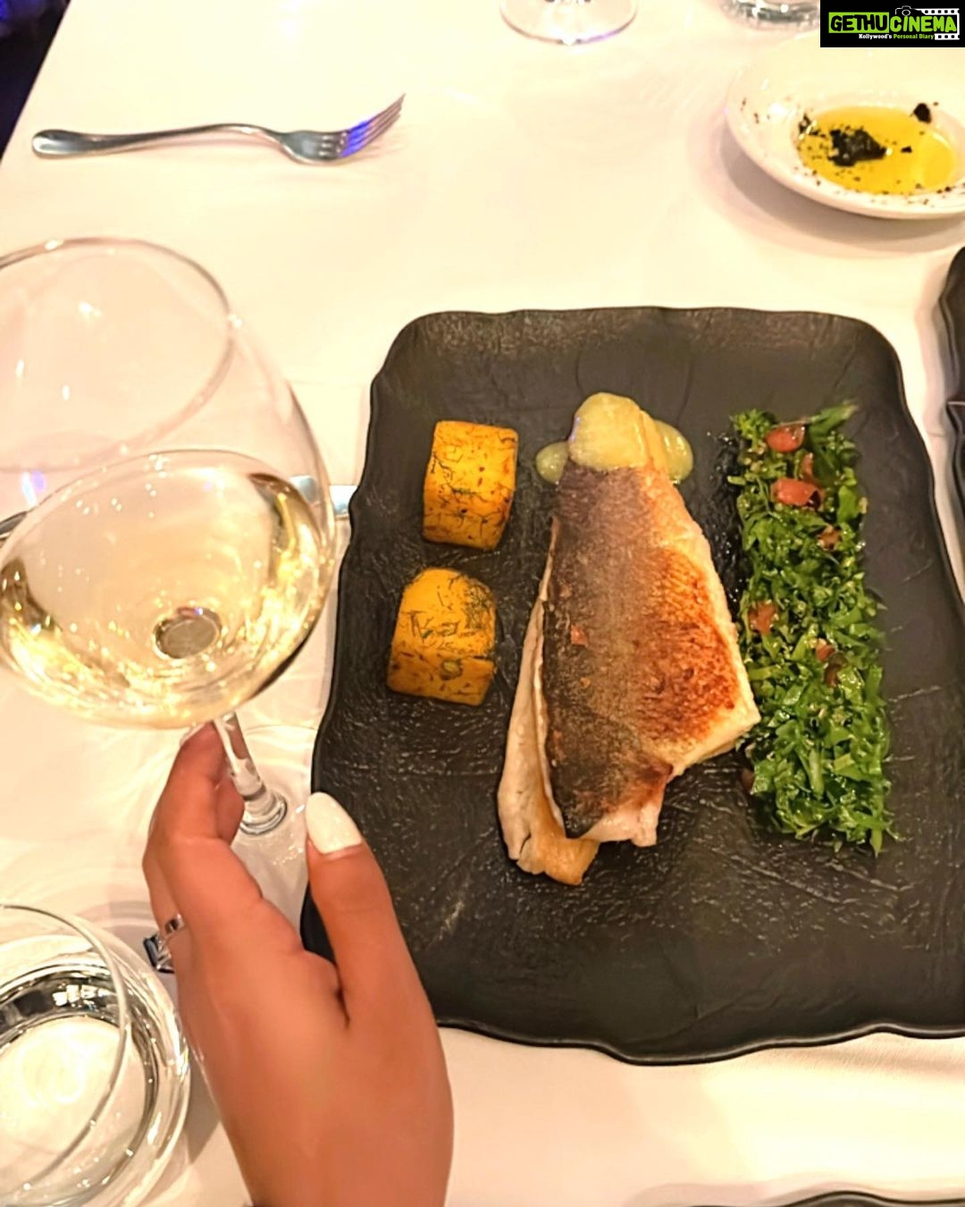 Hina Khan Instagram - Had an all around fulfilling time at this restaurant 360 degree Istanbul, just like the name suggests.. #dinnertime #aboutlastnight @goturkiye @turkiyetourism_in #istanbulisthenewcool #GoTürkiye
