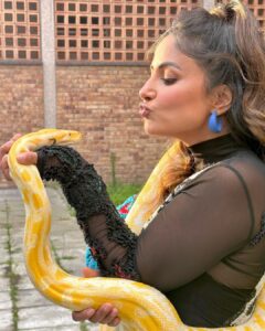 Hina Khan Instagram - It’s been such a pleasure to associate myself once again with the life changing Show we all know as Khatron Ke Khiladi. This show flips your mind over its own in the best way possible. You never remain the same as before only for good. And the cherry on top is that you get to meet the Master Of Stunts and Action God Personified Rohit Shetty who’s one sweet and immensely humble soul. So much to take away from this gig that I forever keep close to my heart.
#KhiladiForLife #ActionMakers #hustler 

Outfit @_huemn 
Heels @londonrag_in 
Stylist @stylebysaachivj